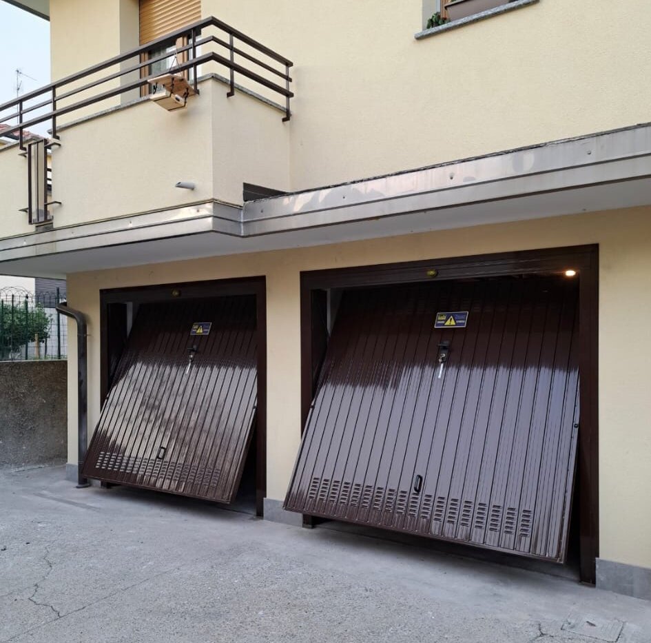 Apertura di porta box motorizzata con telecomando