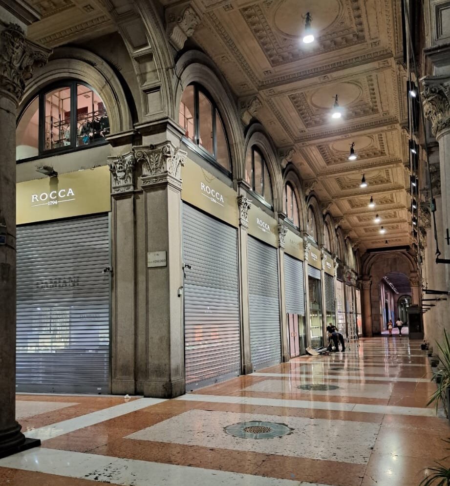 Serrande metalliche nuove installate su magazzino