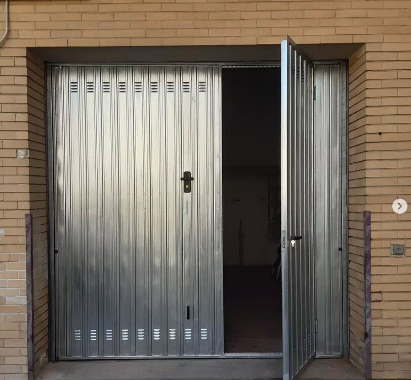 Nuove porte box installate in autorimessa condominiale