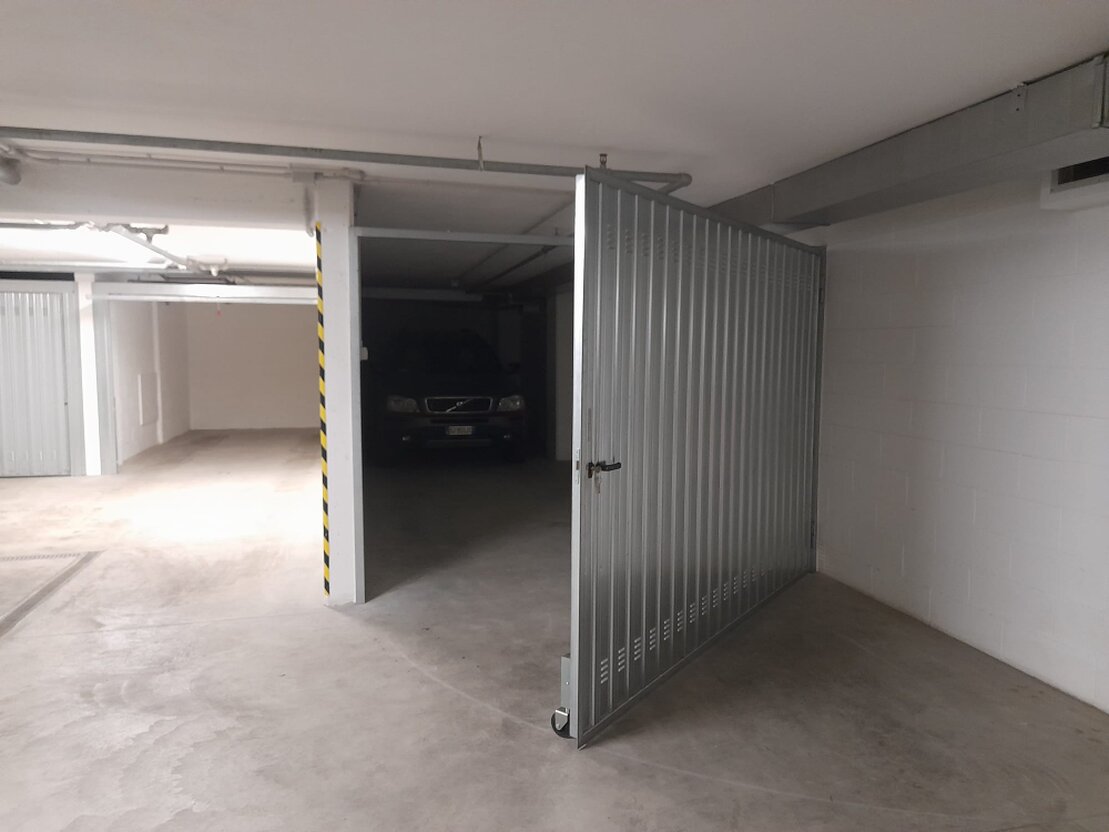 Installazione professionale di porta box basculante