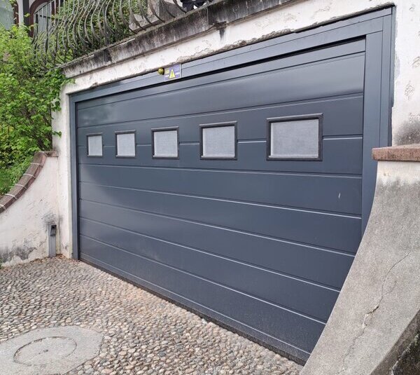 Porta box basculante in un condominio