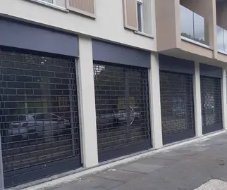 Tecnico che ripara una serranda di negozio